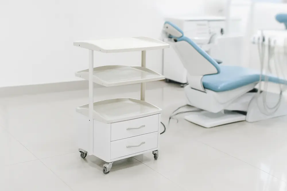 مواد با کیفیت و دوام بالا ترالی زیبایی دو کشو