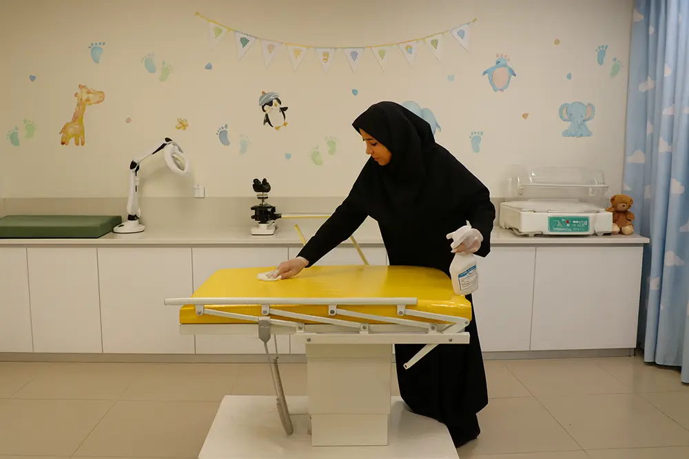 نظافت و ضدعفونی تخت نمونه گیری نوزاد تک موتوره