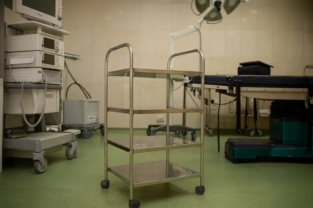 کاربردهای مهم ترالی پانسمان سه طبقه استیل چیست؟