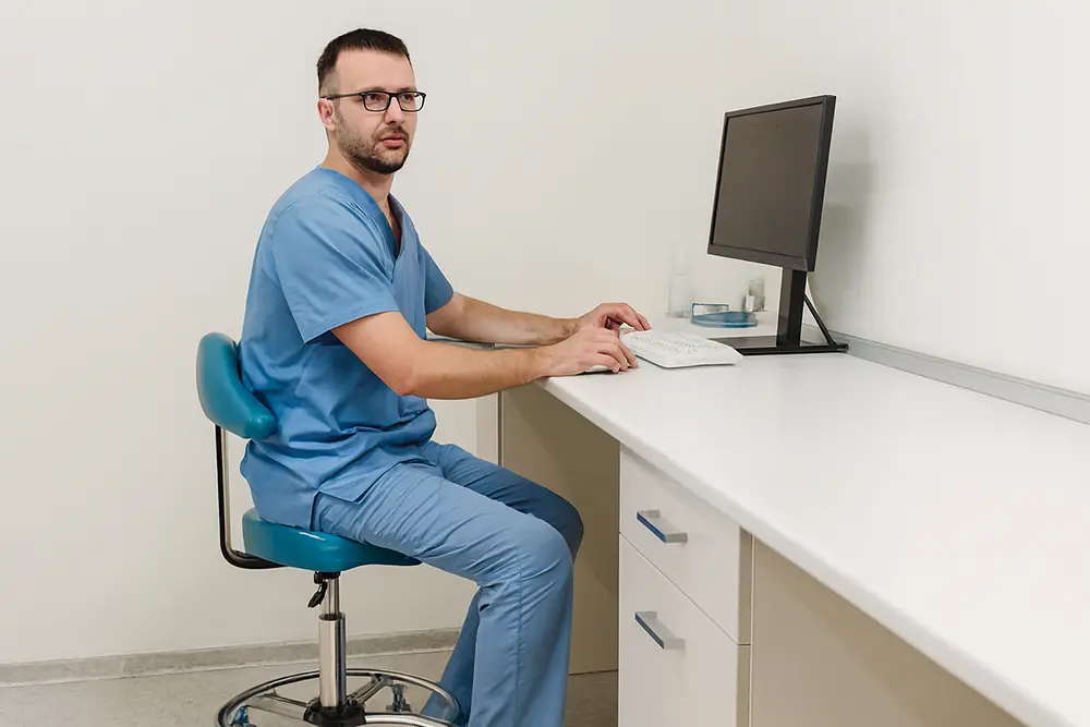 افزایش راحتی بیمار و کاهش خستگی پرسنل با استفاده از تابوره پزشکی هلالی رکابدار